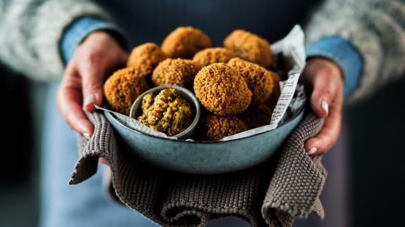 Bitterballen in schaal